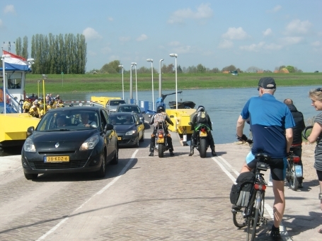 Pannerden : Autofähre über den Pannerdensch Kanaal von Pannerden nach Doornenburg